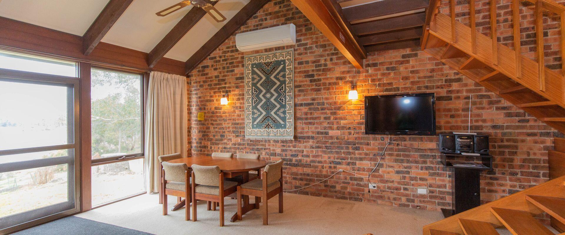 A great lakefront location situated on Townsend street only a short stroll to the main town of Jindabyne.
