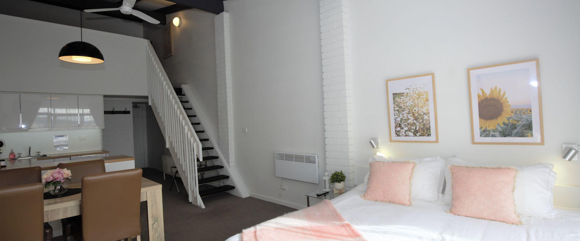 Gables 22 is located a stones throw from the shopping and restaurant precinct of Jindabyne and across the road from Lake Jindabyne. This cosy loft style apartment sleeps 6 guests being perfect for small family or friends groups.